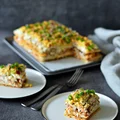 Sałatka warstwowa na krakersach z kurczakiem i mozzarellą