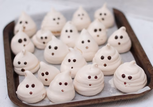 Duszki z bezy na Halloween z niespodzianką w środku! Prosty przepis, który zachwyci dzieci!