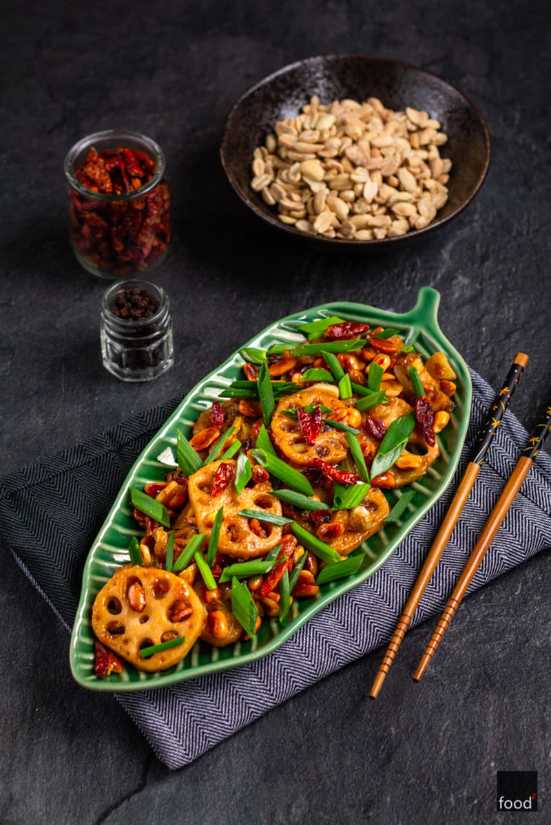 Korzeń lotosu w sosie kung pao po syczuańsku