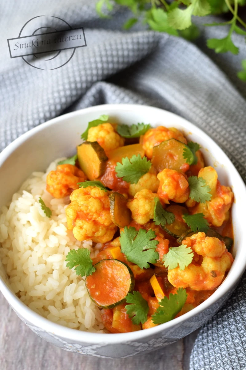 Curry z kalafiorem i cukinią
