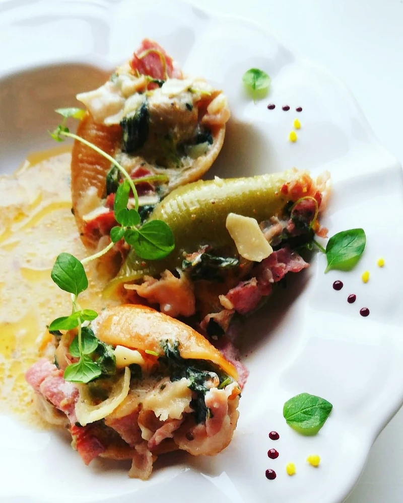 Conchiglioni z kurczakiem i szpinakiem w sosie śmietanowym z dodatkiem wędzonego boczku