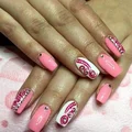 Różowy manicure z ozdobami