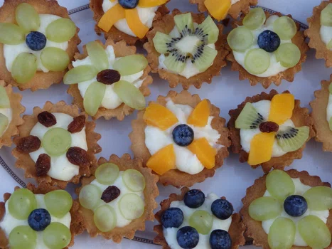 Kruche babeczki z budyniem i owocami