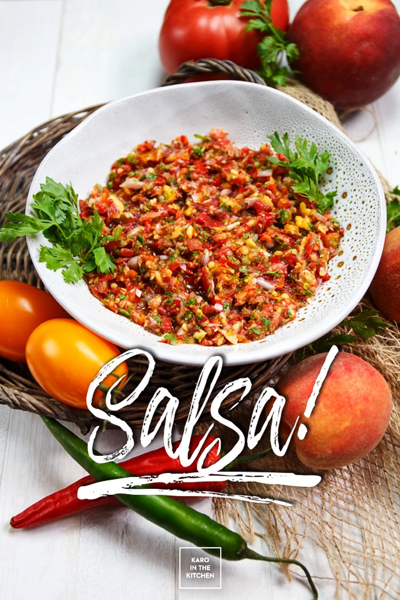 Marynowana letnia salsa z pomidorów, papryki i brzoskwiń
