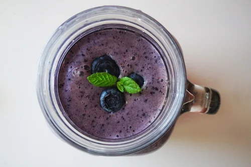 Smoothie bananowe z borówkami i miodem