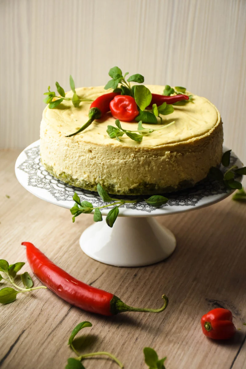 Sernik indyjski z curry, chili, ciecierzycą na szpinakowym spodzie