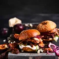 Burger z pieczoną wołowiną z miso i karmelizowaną śliwką