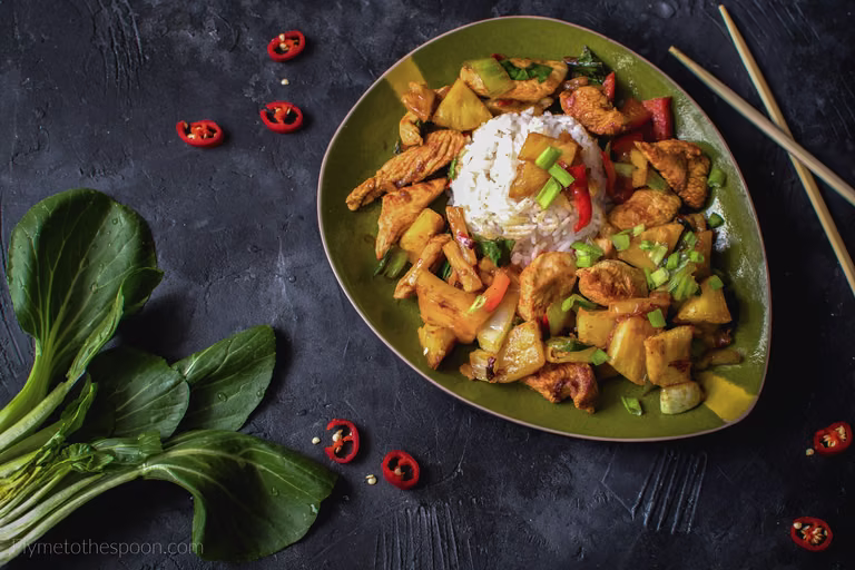Tajski stir-fry z indykiem i ananasem