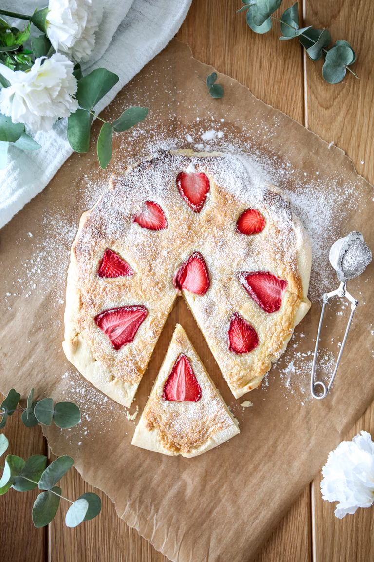 Tarta z białą czekoladą i truskawkami