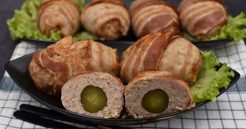Mielone kotlety z ogórkiem kiszonym w boczku
