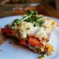 Tarta z Karmelizowaną Cebulą, Słodkim Ziemniakiem i Kalafiorem