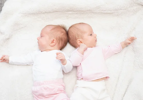 Jakie świadczenia i uprawnienia przysługują w przypadku urodzenia bliźniąt?