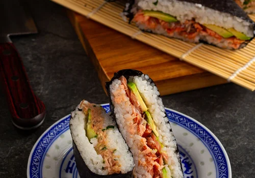 Onigirazu - japońska kanapka z ryżu i wodorostów nori