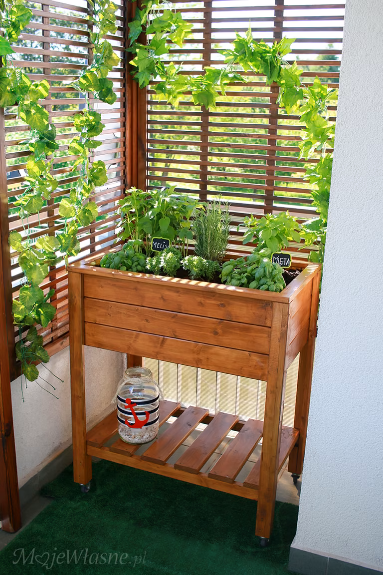 Drewniany planter na zioła