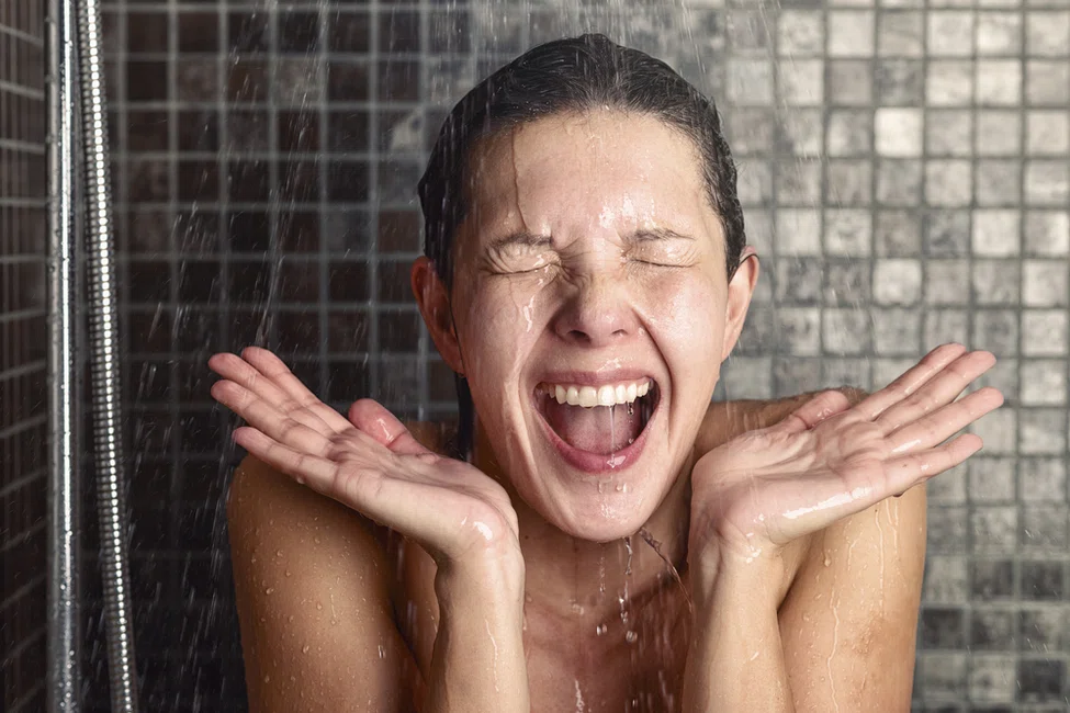 Morsowanie pod prysznicem. Jak to wpływa na nasze włosy?