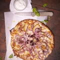 PIZZA Z CZERWONĄ CEBULĄ I GRUSZKĄ
