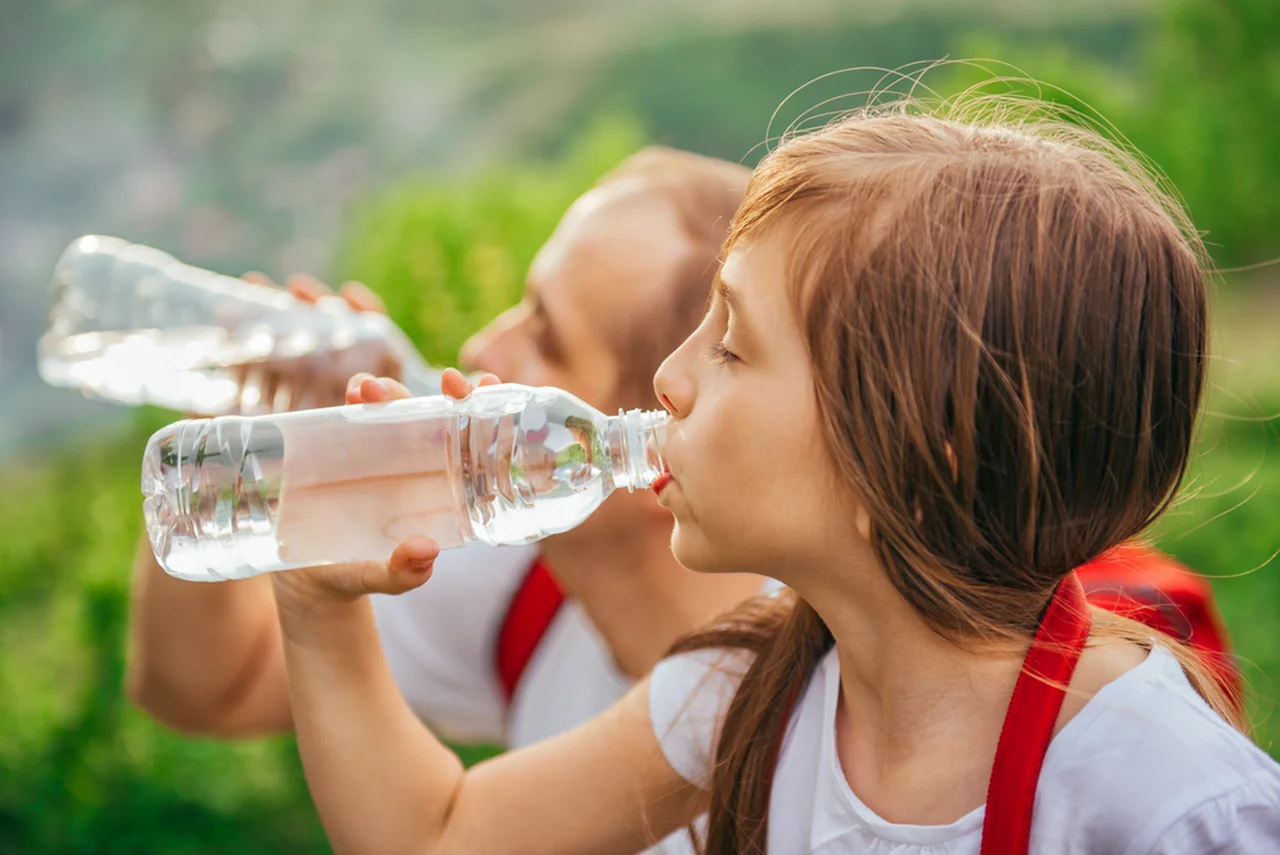 Ile wody powinno pić dziecko? Oblicz jego dzienne zapotrzebowanie!