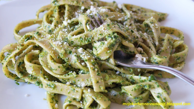 Razowe tagliatelle z pesto z jarmużu