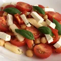 Sałatka z ciecierzycy, pomidorków, gruszki i sera feta