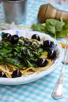 Spaghetti ze szpinakiem i oliwkami