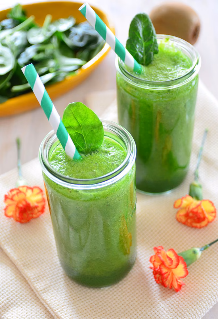Zielone smoothie ze szpinakiem i kiwi