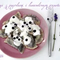 Pierogi z jagodami i lawendowym sosem jogurtowym