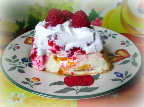 Tarta białkowa na bezach z malinami
