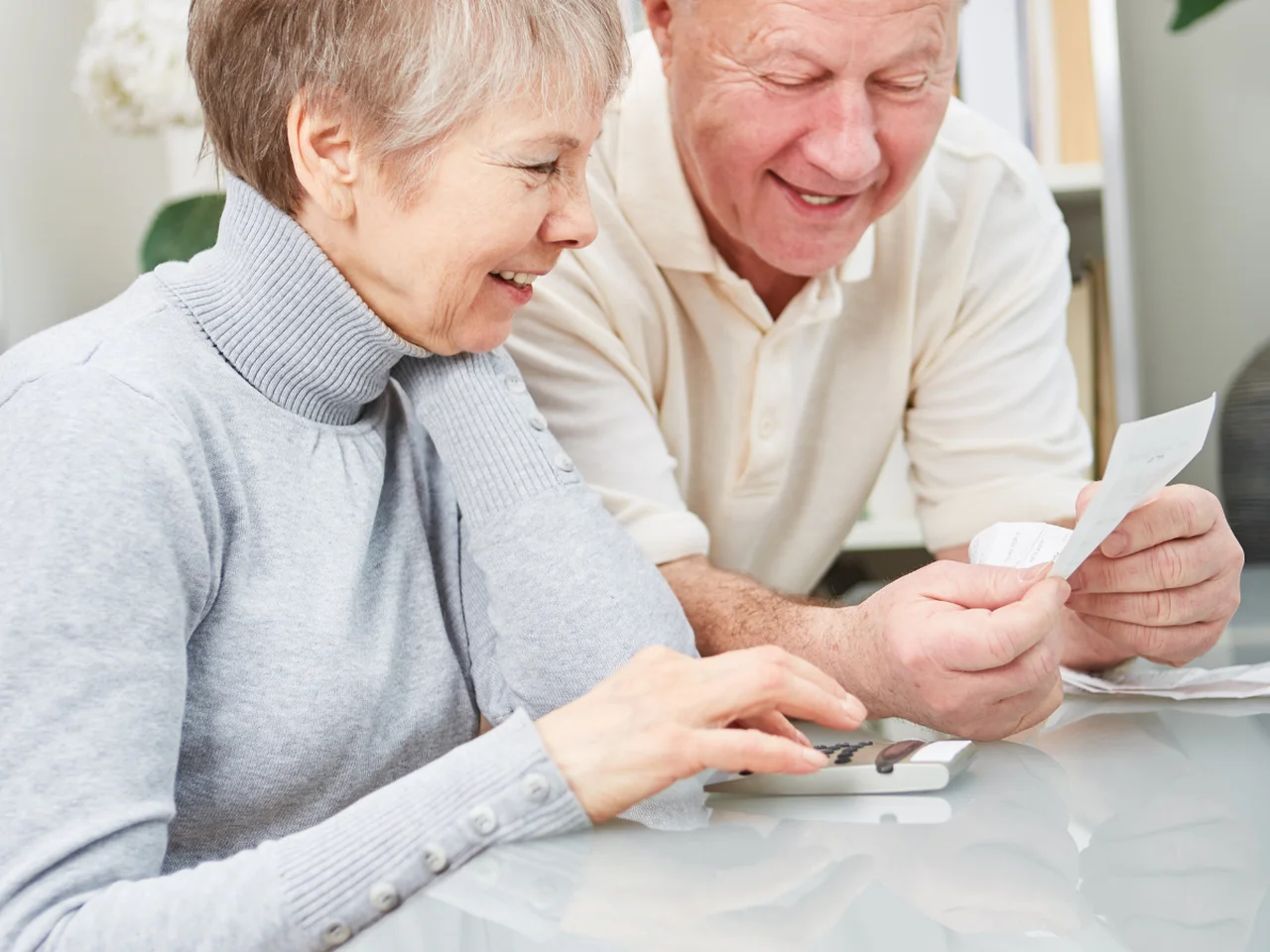 Waloryzacja emerytur w 2024 niższa niż zakładano?! Ile dostaną seniorzy?