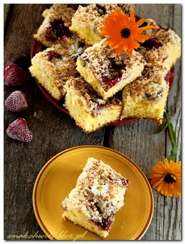 Drożdżowe bez zagniatania na noc, z truskawkami i bananami i kokosową kruszonką