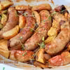 Biała kiełbasa pieczona z jabłkami i czerwonym winem