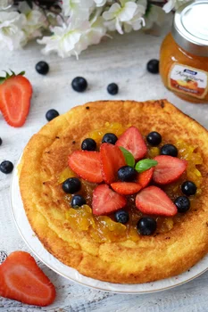 Omlet z dżemem i truskawkami