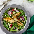 SAŁATKA Z GRILLOWANYMI GRUSZKAMI, RUKOLĄ I SEREM PLEŚNIOWYM