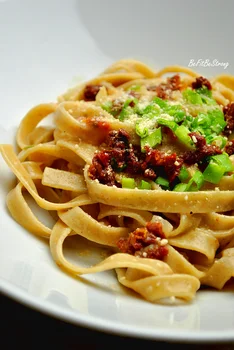 Tagliatelle z wędzonym łososiem, szczypiorkiem i suszonymi pomidorami