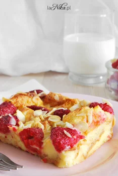 Pudding chlebowy z malinami i migdałami
