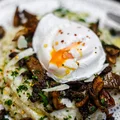 Purée z kalafiora z boczniakami i jajkiem w koszulce
