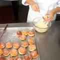 Kiedy nadziewać pączki? Większość robi to źle, przez co nadzienie wypływa!