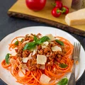 Low-carb spaghetti z marchewki z sosem bolońskim