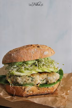 Burgery rybne z sałatą, cukinią, kiełkami i awokado