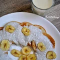 Orkiszowe placki z mascarpone z sosem bananowym