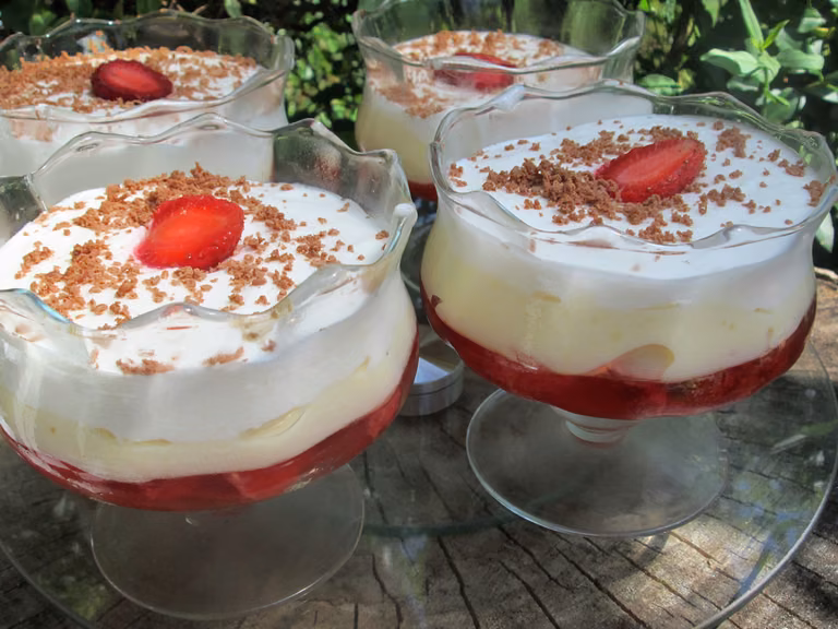 Deser z truskawkami a'la Trifle
