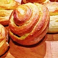 Czosnkowe ślimaki z ciasta drożdżowego