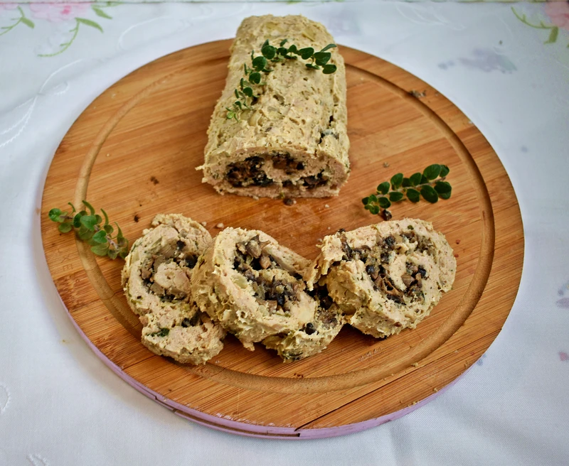 Rolada z mięsa mielonego z pieczarkami