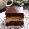 Kakaowy biszkopt z masą cappuccino i biszkopcikami