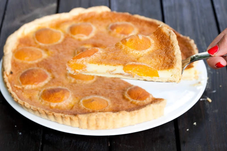 Tarta z morelami w kremie
