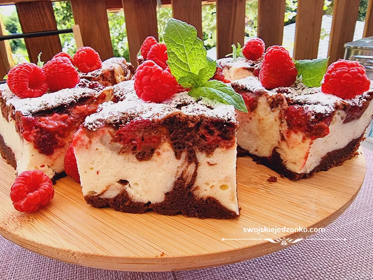 Sernikobrownie z malinami