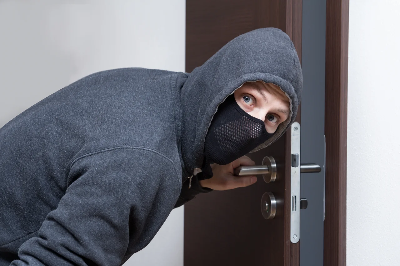Uwaga na oszustów pukających do drzwi. Podają się za pracowników różnych firm