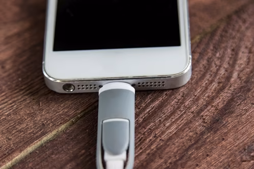 Ładujesz swój smartphone do 100%? To błąd. Sprawdź co zrobić, aby bateria wytrzymała  dłużej