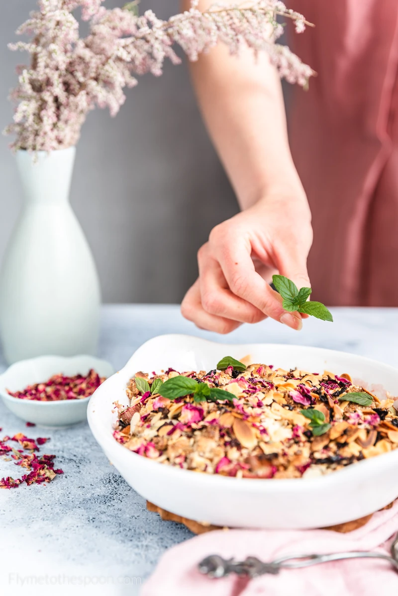 Rabarbarowe crumble bezglutenowe z migdałowo – owsianą kruszonką