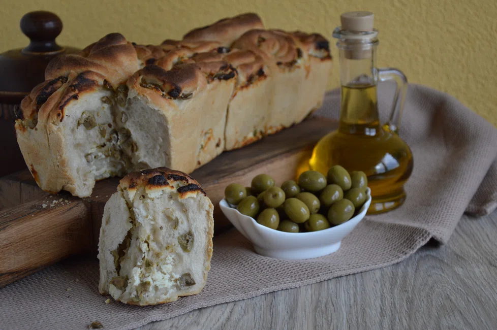 Chleb z oliwkami i słonym serem