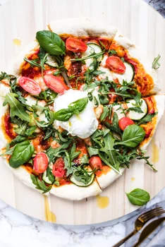 Pizza z burratą i rukolą